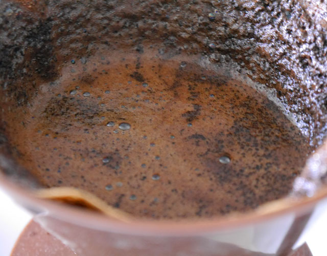 Kaffee und Zimt mit kochendem Wasser übergießen