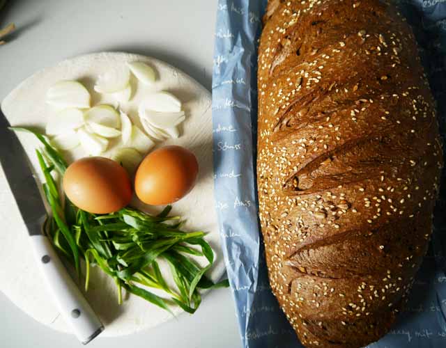 Eier, Estragon und Zwiebeln fürs Rührei - dazu frisches Schwarzbrot