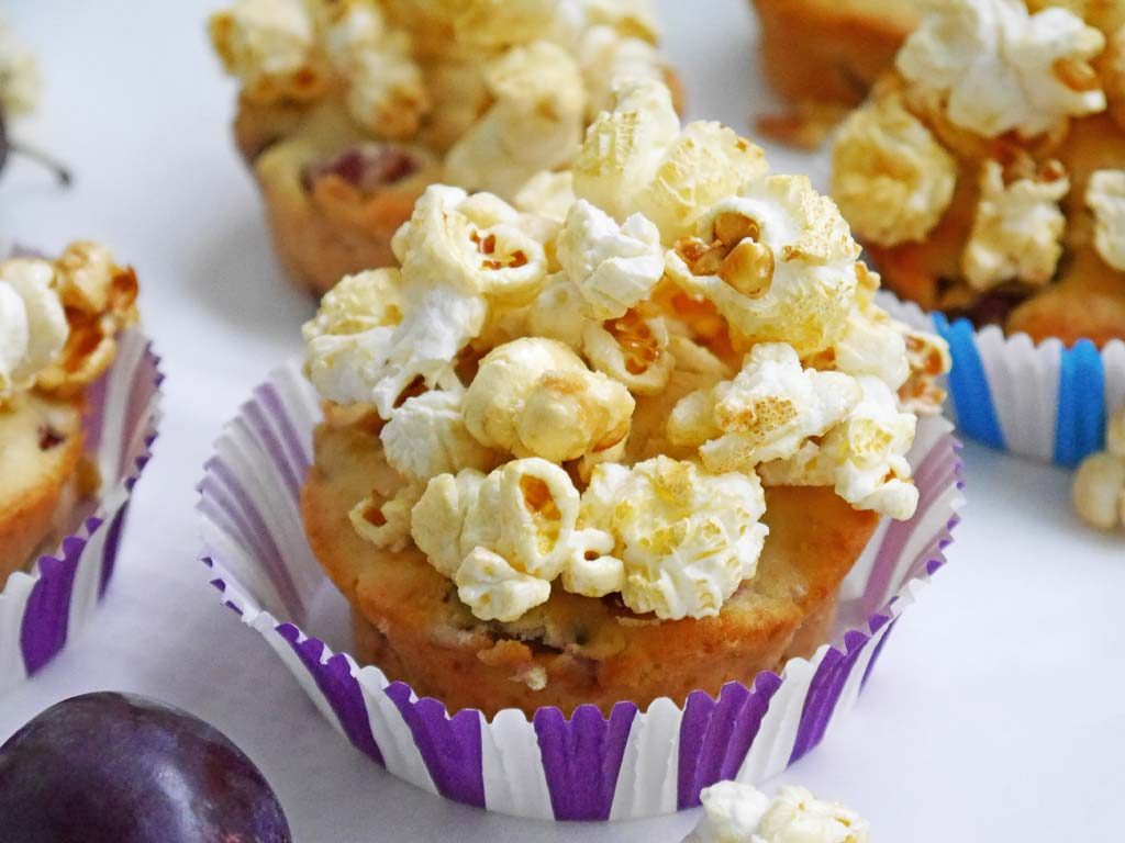 Pflaumen-Muffins mit Popcorn