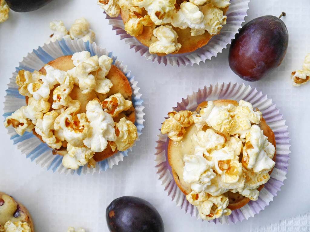 Pflaumen-Muffins mit Popcorn