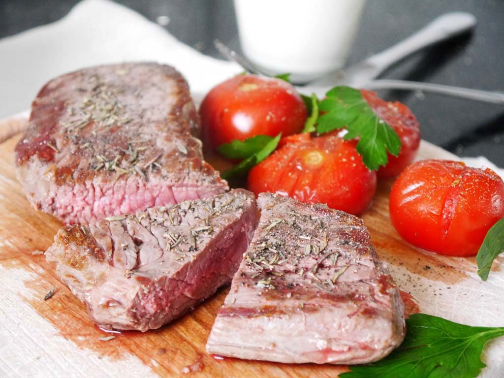 Steak mit Tomaten und Dip