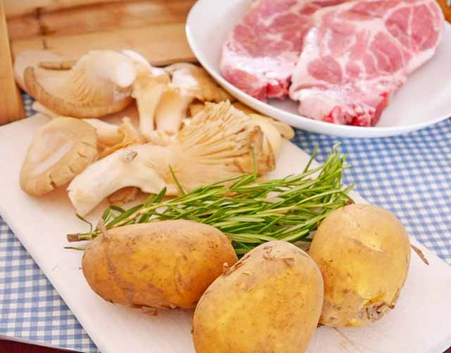 Kartoffeln, Austernpilze, Rosmarin, Schweinenackensteak