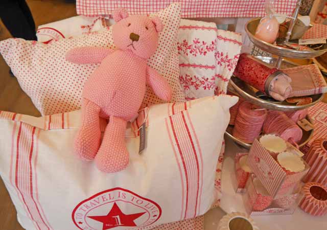 Der rosa Teddy ist einfach süß - erhältlich bei Michaelsen Timmendorfer Strand