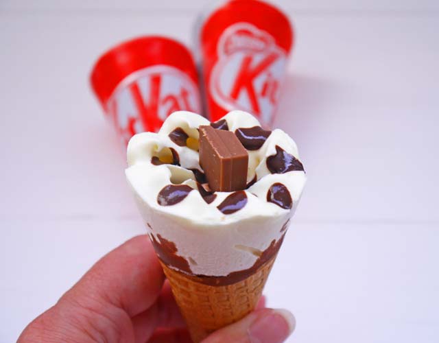 Kitkat-Eiscreme lecker servieren