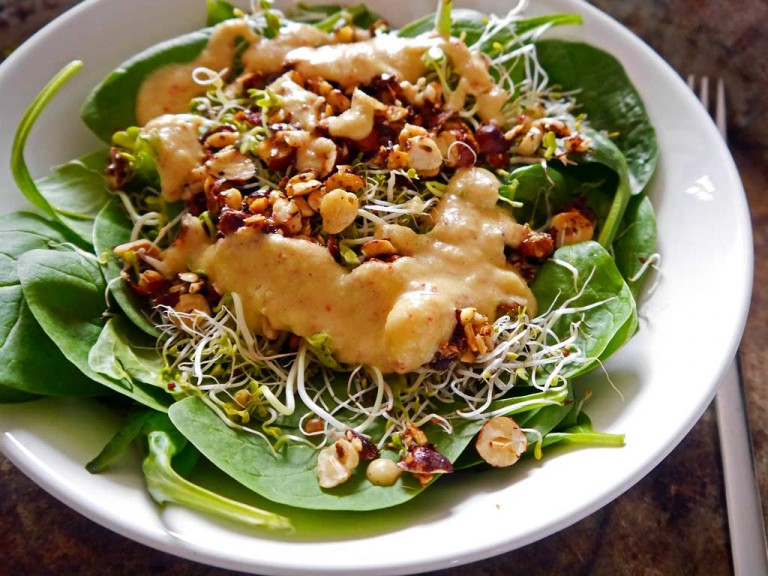 Rezept: Spinatsalat mit Haselnüssen und Apfeldressing | Stadt-Land ... Rezept: Spinatsalat mit Haselnüssen und Apfeldressing | Stadt-Land ...