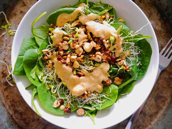 Rezept: Spinatsalat mit Haselnüssen und Apfeldressing | Stadt-Land ...