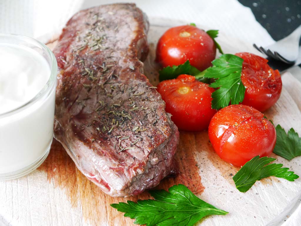 Steak mit Tomaten und Dip